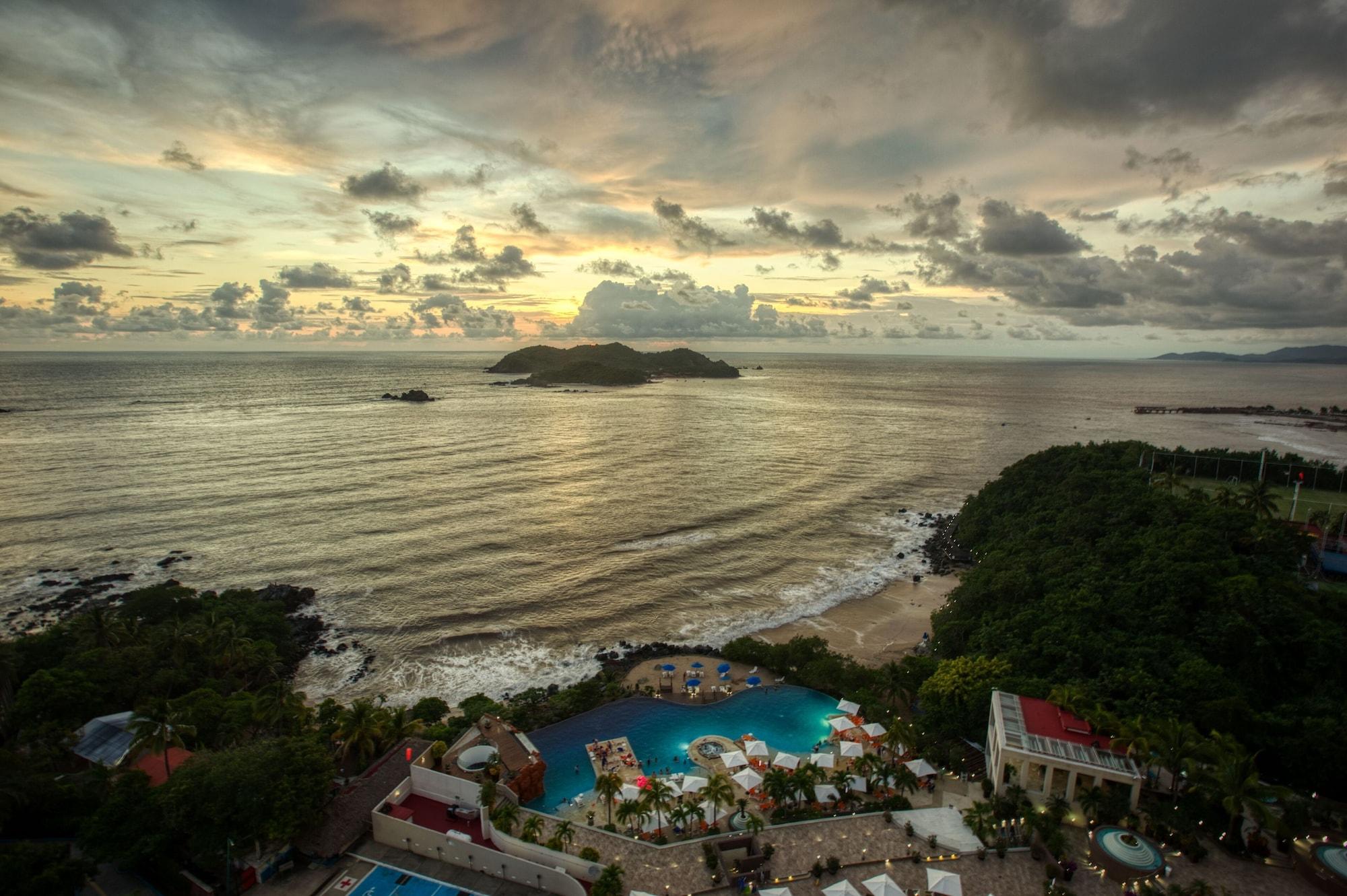 Azul Ixtapa Grand All Inclusive Suites - Spa & Convention Center Buitenkant foto Sunset at the beach