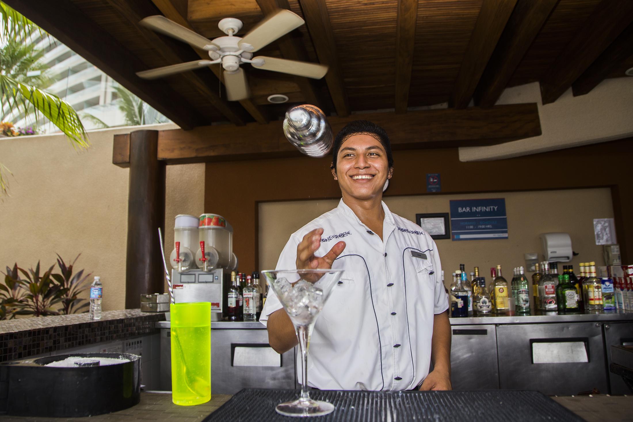 Azul Ixtapa Grand All Inclusive Suites - Spa & Convention Center Buitenkant foto Bartender at work