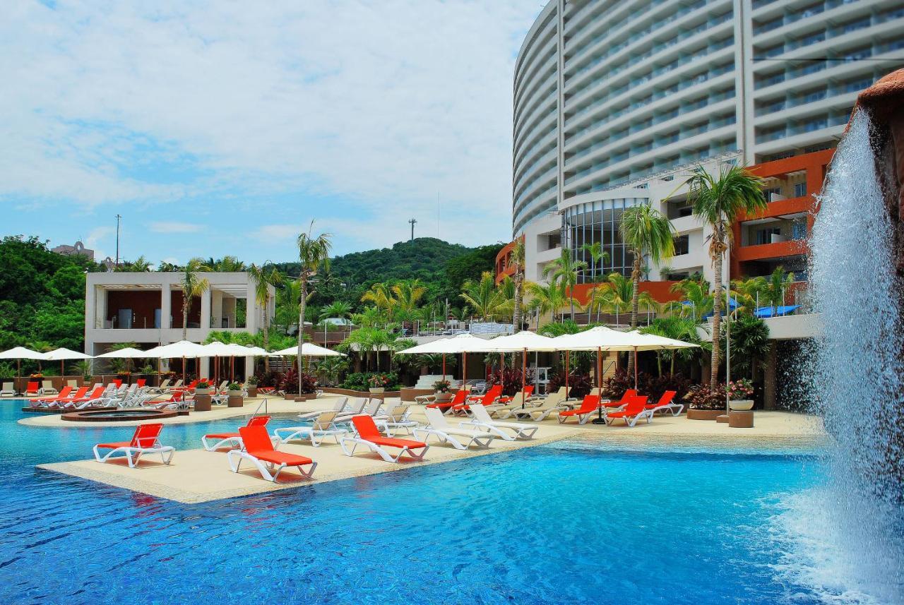 Azul Ixtapa Grand All Inclusive Suites - Spa & Convention Center Buitenkant foto The swimming pool at the hotel